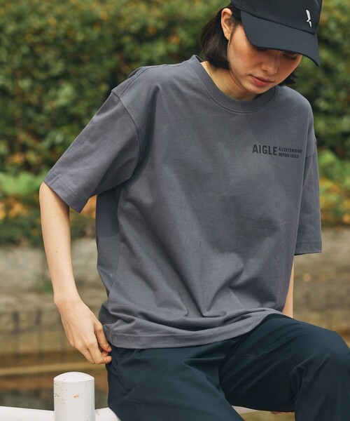 AIGLE（エーグル）の「AIGLE オーバーサイズバックプリントロゴ 半袖Tシャツ（Tシャツ/カットソー・メンズ・パープル/ベージュ/チャコール/ホワイト/ダークグリーン/グレイッシュブルー・M/L/XS/S/XXS）」の7枚目の写真