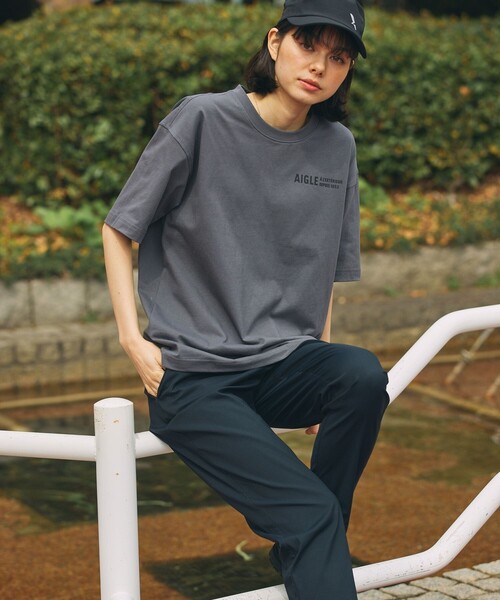 AIGLE（エーグル）の「AIGLE オーバーサイズバックプリントロゴ 半袖Tシャツ（Tシャツ/カットソー・メンズ・パープル/ベージュ/チャコール/ホワイト/ダークグリーン/グレイッシュブルー・M/L/XS/S/XXS）」の10枚目の写真
