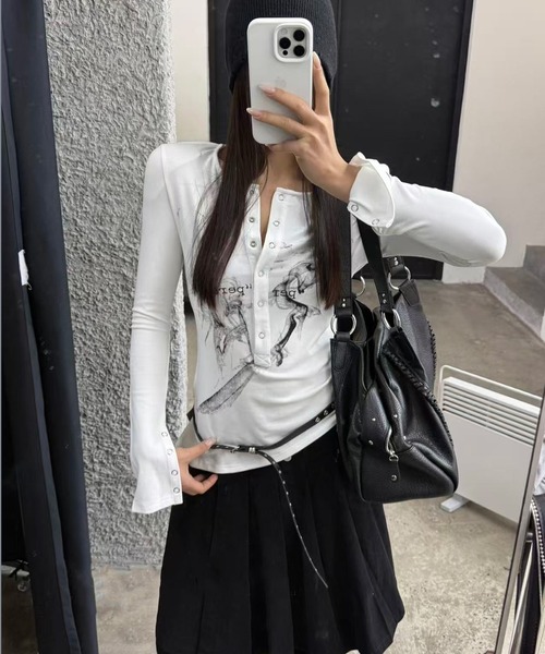 MEMECLE（メメクル）の「【 MEMECLE / メメクル 】Y２Kプリントデザインカットソー（Tシャツ/カットソー・レディース・グレー/ホワイト/ブラック・FREE）」の2枚目の写真