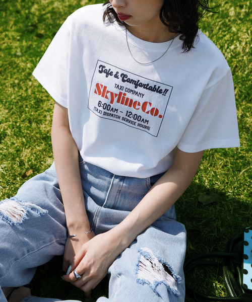 Chillfar(チルファー)の「アソートロゴデザインTシャツ(Tシャツ/カットソー・レディース・ホワイト系/ホワイト系1/ホワイト系2/レッド系/レッド系1/ネイビー系3/ブラウン系1/ブルー/ネイビー系/ホワイト系3/チャコール/イエロー/イエロー系/ブルー系/イエロー系1/ブルー系1/ホワイト/レッド/ネイビー系1/ブラウン/ホワイト系4・FREE)」の1枚目の写真
