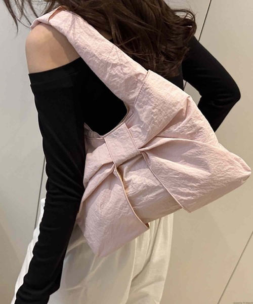 TONE SELECT GOODS（トーンセレクトグッズ）の「Liaa/リボン ギンガムチェック トートバッグ A18796（トートバッグ・レディース・ピンク/ブルー/ブラック/ベージュ・FREE）」の4枚目の写真