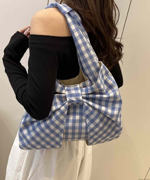 TONE SELECT GOODS（トーンセレクトグッズ）の「Liaa/リボン ギンガムチェック トートバッグ A18796（トートバッグ・レディース・ピンク/ブルー/ブラック/ベージュ・FREE）」の3枚目の写真