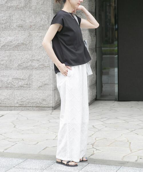 ITEMS URBANRESEARCH(アイテムズ アーバンリサーチ)の「『接触冷感/UVカット』クルーネックノースリTシャツ(Tシャツ/カットソー・レディース・ブラック/ライトブラウン/ホワイト/ホワイト系その他・FREE)」の11枚目の写真