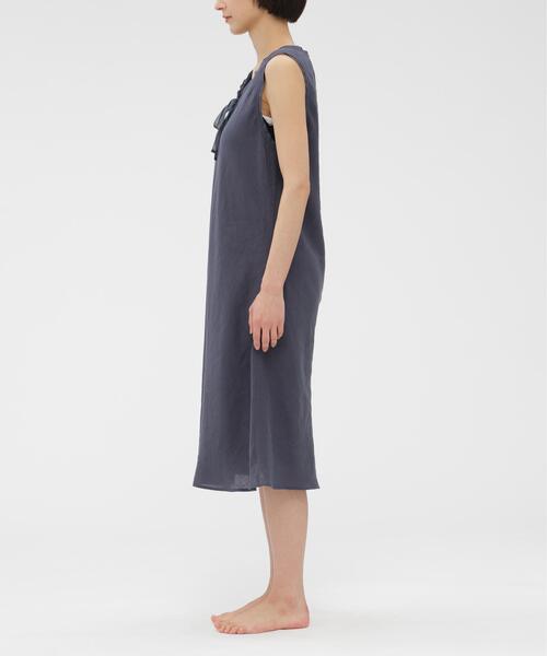 MARGARET HOWELL(マーガレットハウエル)の「SOFT LINEN Ⅱ(ワンピース・レディース・ブルー・FREE)」の2枚目の写真