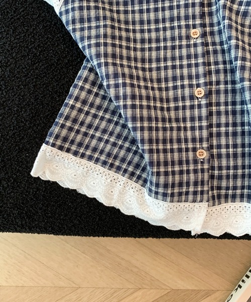 LUCPY（ラクピー）の「ギンガムチェック×レースフレンチスリーブブラウス（シャツ/ブラウス・レディース・ブルー/ネイビー・LARGE/MEDIUM/SMALL）」の5枚目の写真