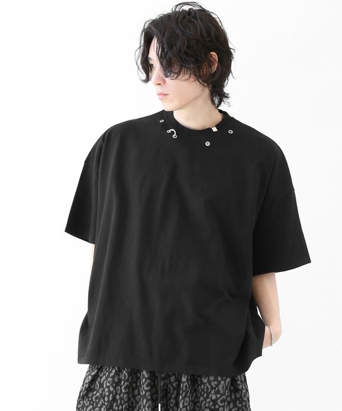 minsobi(ミンソビ)の「ネックピアス アイルレットデザイン ワイドクロップドTシャツ(Tシャツ/カットソー・メンズ・ブラック・FREE)」の1枚目の写真