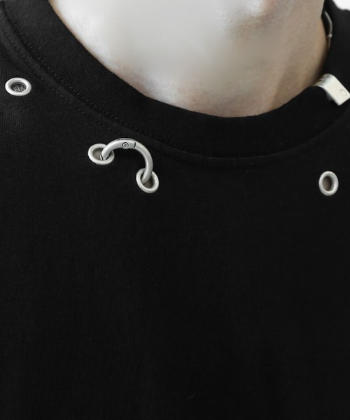 minsobi(ミンソビ)の「ネックピアス アイルレットデザイン ワイドクロップドTシャツ(Tシャツ/カットソー・メンズ・ブラック・FREE)」の2枚目の写真