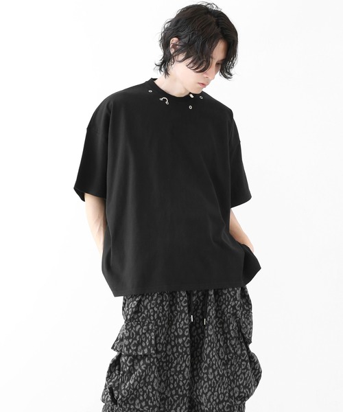 minsobi(ミンソビ)の「ネックピアス アイルレットデザイン ワイドクロップドTシャツ(Tシャツ/カットソー・メンズ・ブラック・FREE)」の3枚目の写真