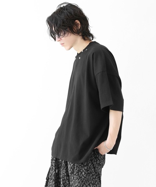 minsobi(ミンソビ)の「ネックピアス アイルレットデザイン ワイドクロップドTシャツ(Tシャツ/カットソー・メンズ・ブラック・FREE)」の19枚目の写真