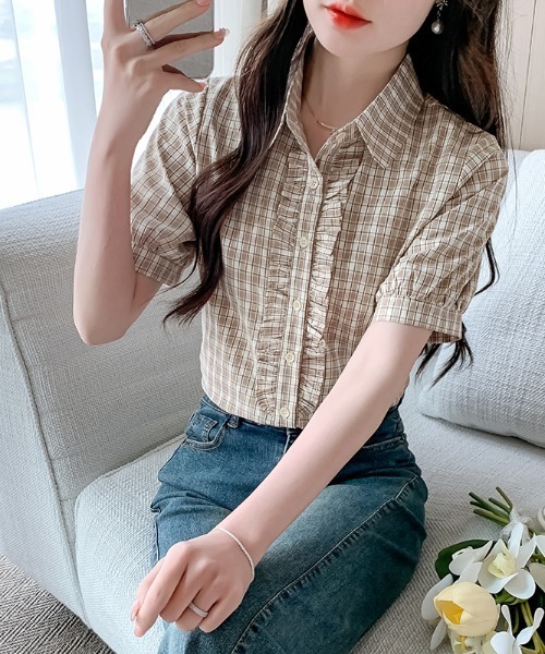 LUCPY(ラクピー)の「チェック柄フリルシャツ 半袖 フェミニン トップス(その他トップス・レディース・グリーン/ブラウン・X-LARGE/LARGE/MEDIUM/SMALL)」の3枚目の写真
