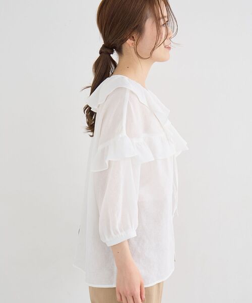 le.coeur blanc（ルクールブラン）の「Vネックダブルフリルブラウス（シャツ/ブラウス・レディース・ネイビー/ピンクベージュ/オフホワイト・38）」の20枚目の写真