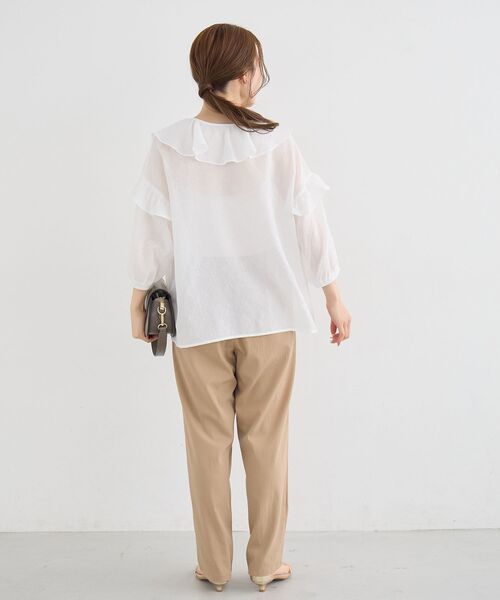 le.coeur blanc（ルクールブラン）の「Vネックダブルフリルブラウス（シャツ/ブラウス・レディース・ネイビー/ピンクベージュ/オフホワイト・38）」の5枚目の写真