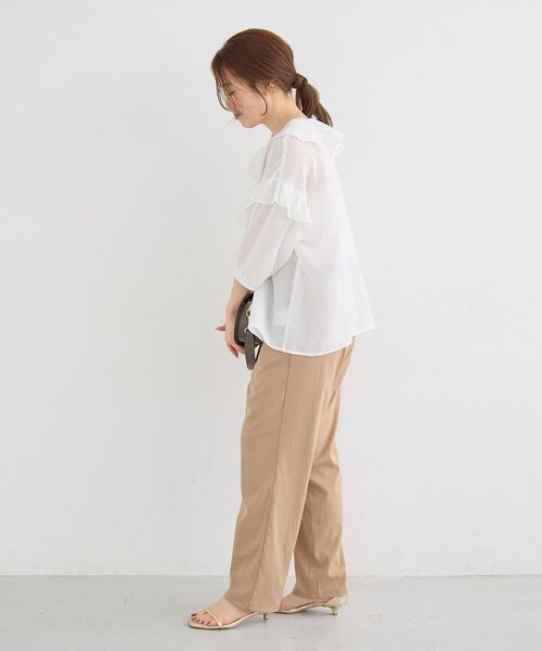 le.coeur blanc（ルクールブラン）の「Vネックダブルフリルブラウス（シャツ/ブラウス・レディース・ネイビー/ピンクベージュ/オフホワイト・38）」の4枚目の写真