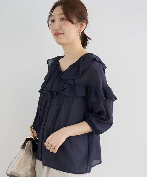 le.coeur blanc(ルクールブラン)の「Vネックダブルフリルブラウス(シャツ/ブラウス・レディース・ネイビー/ピンクベージュ/オフホワイト・38)」の5枚目の写真