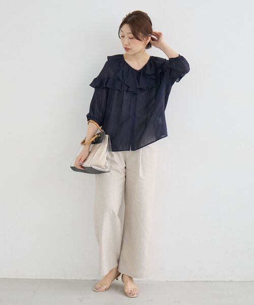 le.coeur blanc(ルクールブラン)の「Vネックダブルフリルブラウス(シャツ/ブラウス・レディース・ネイビー/ピンクベージュ/オフホワイト・38)」の8枚目の写真