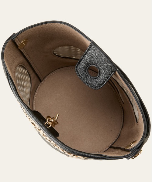 LE VERNIS(ル・ベルニ)の「LE VERNIS(ル・ベルニ)Hole digging bucket bag(ハンドバッグ・レディース・ブラウン/ブラック・FREE)」の21枚目の写真
