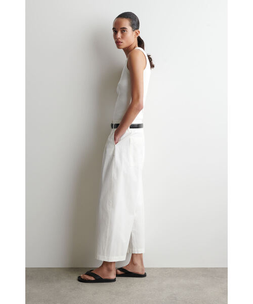 COS(コス)の「プリーツ入り コットンバルーンレッグパンツ(その他パンツ・レディース・ダークグリーン/ホワイト系/ネイビー・40/42/32/34/36/38)」の4枚目の写真