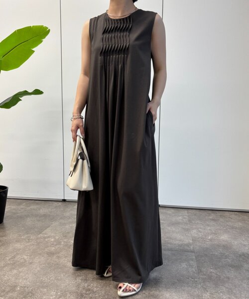 Jena espace merveilleux（ジェナ　エスパスメルヴェイユ）の「ピンタックワンピース（ワンピース・レディース・チャコールグレー/ブラック/ベージュ・FREE）」の3枚目の写真