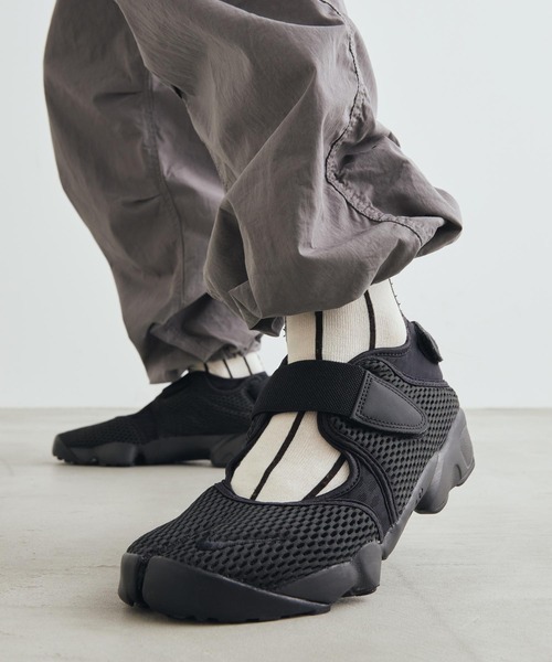 NIKE(ナイキ)の「ナイキ エア リフト ブリーズ メンズ シューズ / Nike Air Rift Breathe Men's Shoes 847609-001 Black(スニーカー・メンズ・ブラック・29/28/27/26/25/24/30)」の2枚目の写真