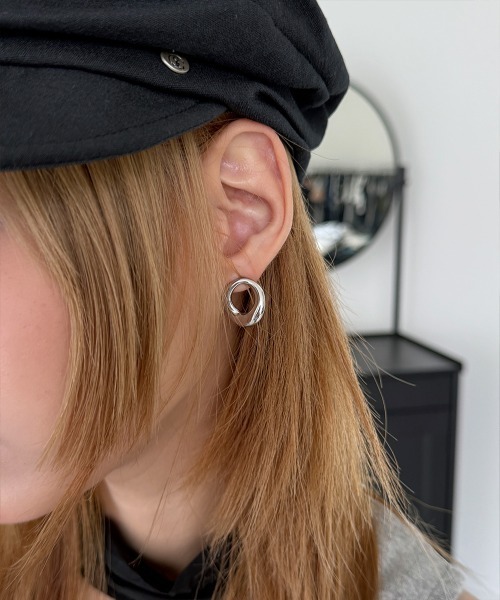 4INT.（フォイント）の「ラウンド ニュアンス ピアス / ステンレス (金属アレルギー対応)（ピアス（両耳用）・レディース・シルバー・FREE）」の5枚目の写真