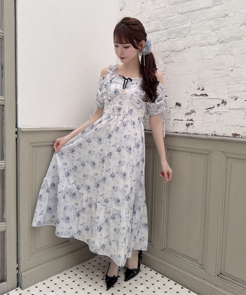 couture BY ROJITA(クチュールバイロジータ)の「ローズプリントオフショルフリルワンピース(ワンピース・レディース・ホワイト/ピンク/ブルー・FREE)」の2枚目の写真