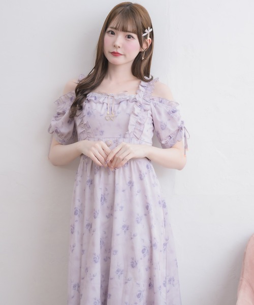 couture BY ROJITA(クチュールバイロジータ)の「ローズプリントオフショルフリルワンピース(ワンピース・レディース・ホワイト/ピンク/ブルー・FREE)」の4枚目の写真