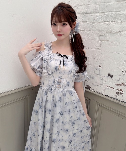 couture BY ROJITA(クチュールバイロジータ)の「ローズプリントオフショルフリルワンピース(ワンピース・レディース・ホワイト/ピンク/ブルー・FREE)」の5枚目の写真