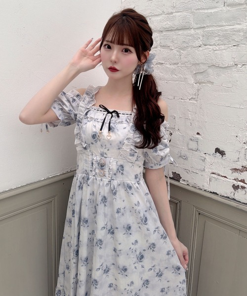 couture BY ROJITA(クチュールバイロジータ)の「ローズプリントオフショルフリルワンピース(ワンピース・レディース・ホワイト/ピンク/ブルー・FREE)」の6枚目の写真