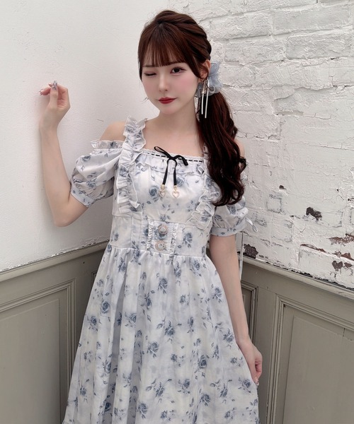 couture BY ROJITA(クチュールバイロジータ)の「ローズプリントオフショルフリルワンピース(ワンピース・レディース・ホワイト/ピンク/ブルー・FREE)」の7枚目の写真