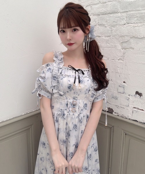 couture BY ROJITA(クチュールバイロジータ)の「ローズプリントオフショルフリルワンピース(ワンピース・レディース・ホワイト/ピンク/ブルー・FREE)」の8枚目の写真
