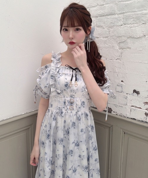 couture BY ROJITA(クチュールバイロジータ)の「ローズプリントオフショルフリルワンピース(ワンピース・レディース・ホワイト/ピンク/ブルー・FREE)」の9枚目の写真