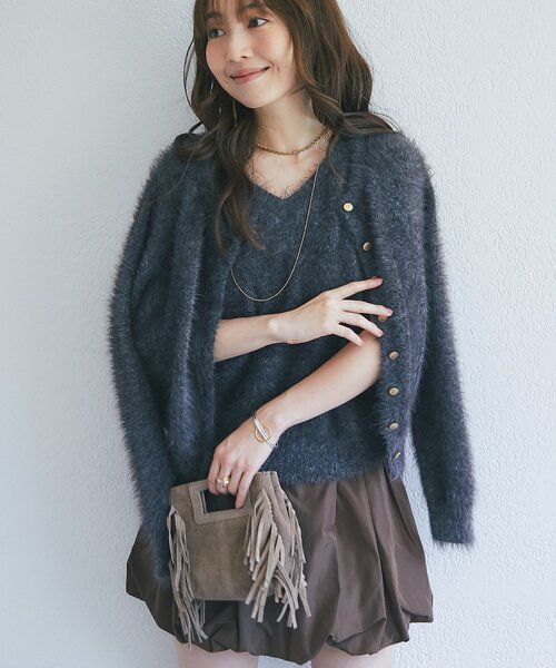 La boutique BonBon（ラブティックボンボン）の「【アンサンブル可・極上の肌触り】へアリーフェザークルーネックカーディガン（カーディガン/ボレロ・レディース・チャコールグレー/サックスブルー/ピンク・FREE）」の4枚目の写真