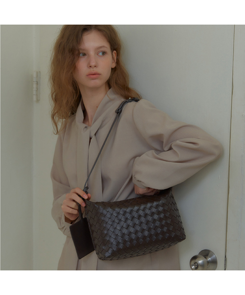 ANOETIC（アノエティック）の「ANC WEAVING MESH MINI BAG_7COLOR（ショルダーバッグ・レディース・ミント/ブラウン/バーガンディー/ブラック/ネイビー/アイボリー/PINK・FREE）」の4枚目の写真
