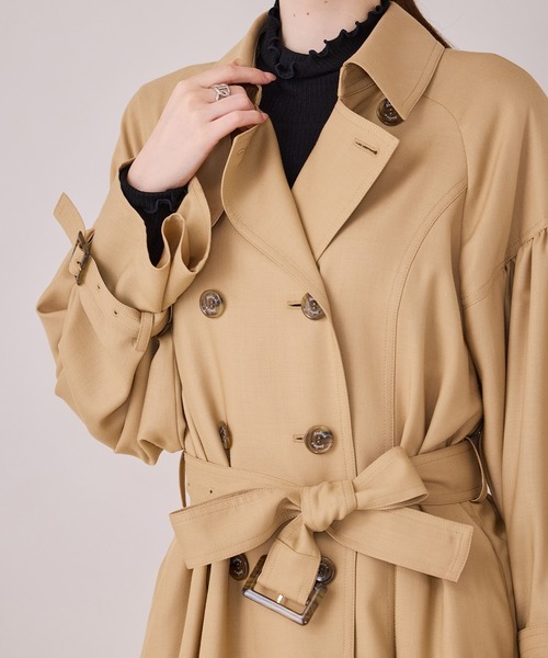 Audie a Muses(オーディアミューズ)の「【モデル美香着用】【軽量】ラグジュアリートレンチコート(トレンチコート・レディース・ブラック/ベージュ・FREE/36)」の8枚目の写真