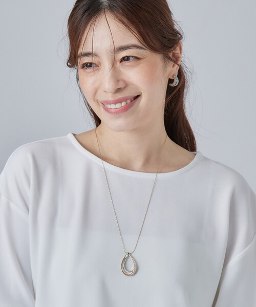SHOO・LA・RUE(シューラルー)の「シェルエポオープンドロップネックレス(ネックレス・レディース・チャコールグレー/ベージュ/レッド系1・00)」の4枚目の写真