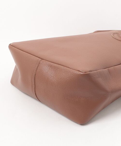 YOUNG&OLSEN The DRYGOODS STORE(ヤングアンドオルセン)の「【YOUNG&OLSEN】EMBOSSED LEATHER D TOTE M(トートバッグ・レディース・ブラック/ベージュ/ブラウン・FREE)」の5枚目の写真