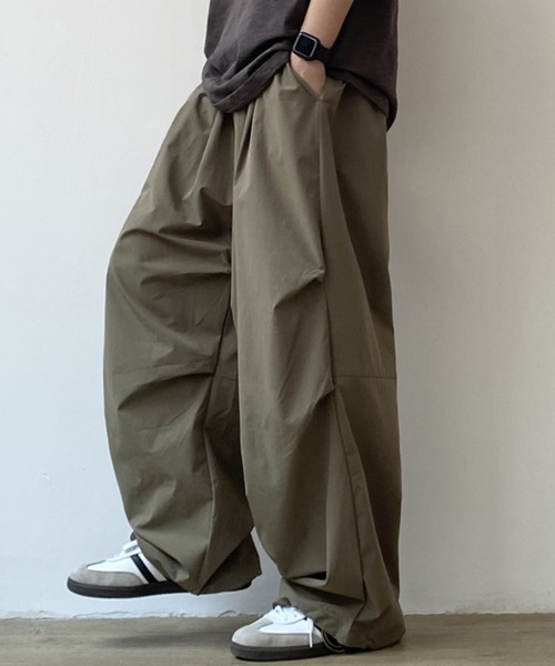 KELVIN(ケルヴァン)の「Wide Parachute Pants ワイドパラシュートパンツ(その他パンツ・メンズ・カーキ系/ブラック・MEDIUM/LARGE)」の1枚目の写真