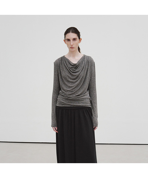 MOHAN(モハン)の「TIF WOOL-BLEND DRAPED TOP_3COLORS(Tシャツ/カットソー・レディース・アイボリー/チャコールグレー/ブラック・SMALL/MEDIUM)」の3枚目の写真