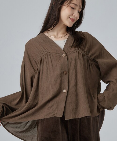 SHOO・LA・RUE(シューラルー)の「【S-LL/洗濯機可】着痩せシルエット シャーリングシャツカーディガン(カーディガン/ボレロ・レディース・ブラウン系その他/チャコールグレー/アイボリー/パープル系・01/02/04/03)」の3枚目の写真