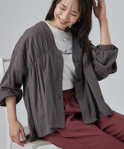 SHOO・LA・RUE(シューラルー)の「【S-LL/洗濯機可】着痩せシルエット シャーリングシャツカーディガン(カーディガン/ボレロ・レディース・ブラウン系その他/チャコールグレー/アイボリー/パープル系・01/02/04/03)」の2枚目の写真