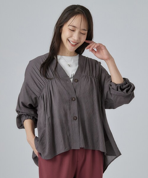 SHOO・LA・RUE(シューラルー)の「【S-LL/洗濯機可】着痩せシルエット シャーリングシャツカーディガン(カーディガン/ボレロ・レディース・ブラウン系その他/チャコールグレー/アイボリー/パープル系・01/02/04/03)」の16枚目の写真