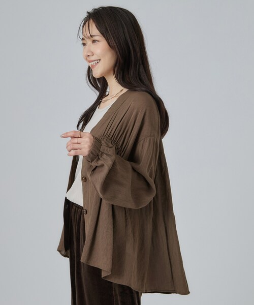 SHOO・LA・RUE(シューラルー)の「【S-LL/洗濯機可】着痩せシルエット シャーリングシャツカーディガン(カーディガン/ボレロ・レディース・ブラウン系その他/チャコールグレー/アイボリー/パープル系・01/02/04/03)」の21枚目の写真