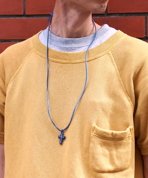 BEAMS（ビームス）の「ANGLO LEATHER CRAFT / クロス レザーネックレス（ネックレス・メンズ・ホワイト/ブラック/ブラウン/グリーン/ブルー系その他・ONE SIZE）」の5枚目の写真
