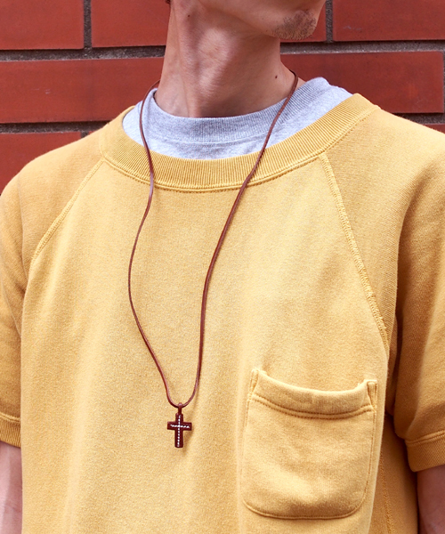 BEAMS（ビームス）の「ANGLO LEATHER CRAFT / クロス レザーネックレス（ネックレス・メンズ・ホワイト/ブラック/ブラウン/グリーン/ブルー系その他・ONE SIZE）」の4枚目の写真