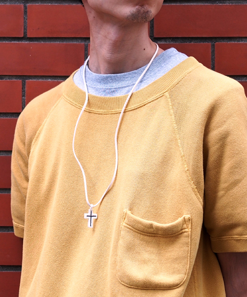 BEAMS（ビームス）の「ANGLO LEATHER CRAFT / クロス レザーネックレス（ネックレス・メンズ・ホワイト/ブラック/ブラウン/グリーン/ブルー系その他・ONE SIZE）」の2枚目の写真