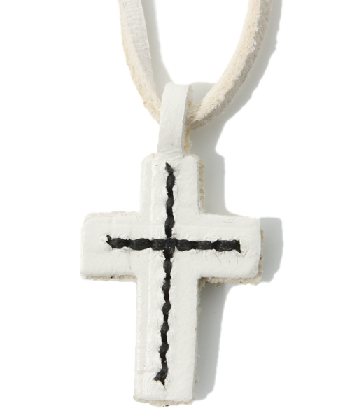 BEAMS（ビームス）の「ANGLO LEATHER CRAFT / クロス レザーネックレス（ネックレス・メンズ・ホワイト/ブラック/ブラウン/グリーン/ブルー系その他・ONE SIZE）」の9枚目の写真