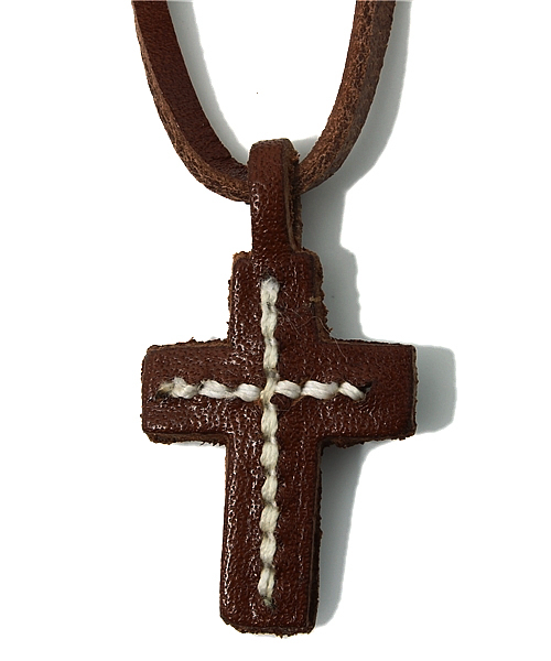 BEAMS（ビームス）の「ANGLO LEATHER CRAFT / クロス レザーネックレス（ネックレス・メンズ・ホワイト/ブラック/ブラウン/グリーン/ブルー系その他・ONE SIZE）」の11枚目の写真