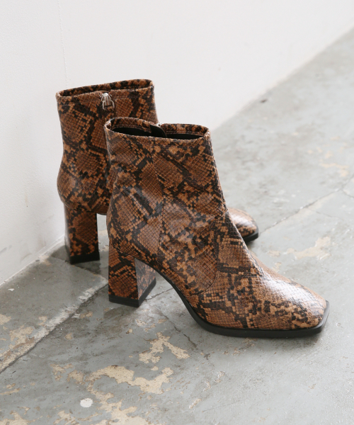 LOWRYS FARM(ローリーズファーム)の「スクエアヒールブーツ 854606(ブーツ・レディース・ブラック/ブラウン/パイソン・MEDIUM/LARGE)」の1枚目の写真