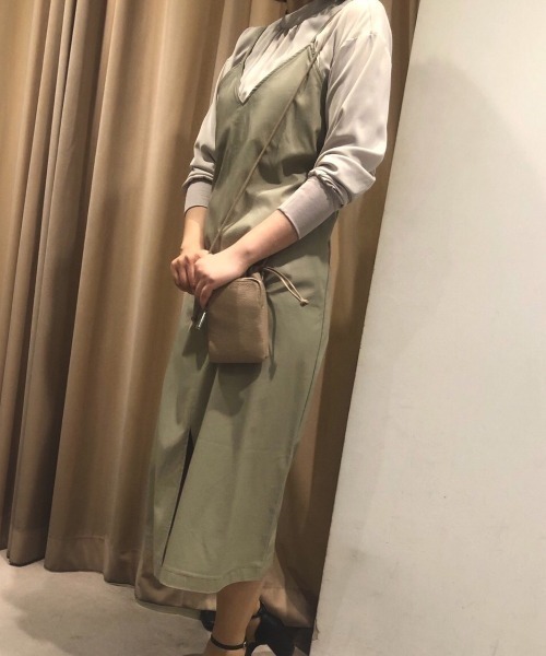 INTERPLANET（インタープラネット）の「フェイクレザークロスキャミワンピース（ワンピース・レディース・チャコールグレー/グレイッシュベージュ/オリーブ・FREE）」の3枚目の写真