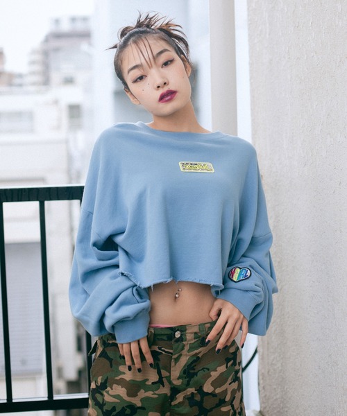 X-girl(エックスガール)の「PRISM PATCH CROPPED CREW SWEAT TOP(スウェット・レディース・ベージュ/ブラック/アッシュ/ライトブルー・S/M)」の4枚目の写真